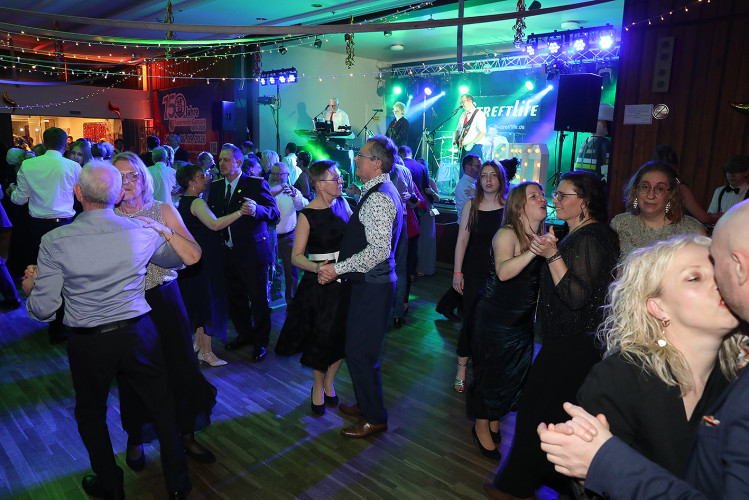 Wahnsinns-Auftakt zum Jubiläumsjahr: Mehr als 200 Gäste tanzen vergnügt beim Feuerwehrball in Gamsen – mit großer KURT-Bildergalerie