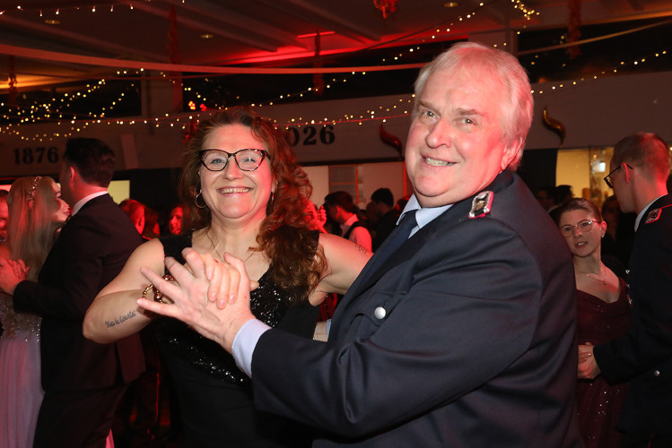 Wahnsinns-Auftakt zum Jubiläumsjahr: Mehr als 200 Gäste tanzen vergnügt beim Feuerwehrball in Gamsen – mit großer KURT-Bildergalerie