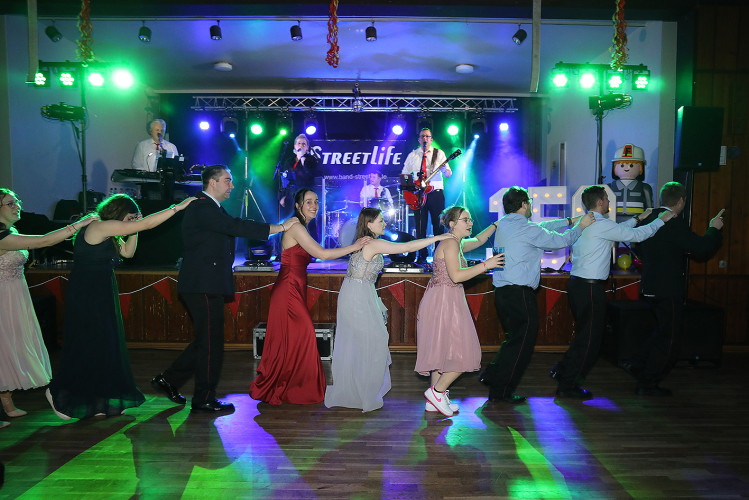 Wahnsinns-Auftakt zum Jubiläumsjahr: Mehr als 200 Gäste tanzen vergnügt beim Feuerwehrball in Gamsen – mit großer KURT-Bildergalerie