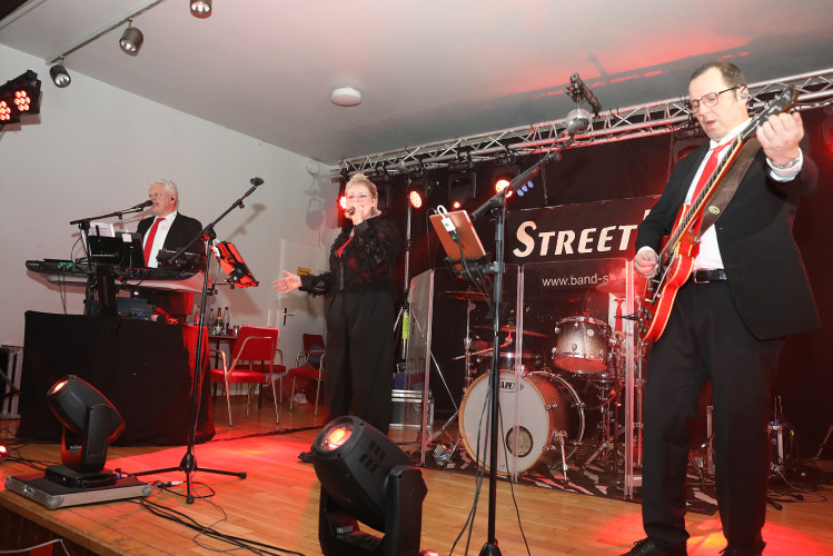 Wahnsinns-Auftakt zum Jubiläumsjahr: Mehr als 200 Gäste tanzen vergnügt beim Feuerwehrball in Gamsen – mit großer KURT-Bildergalerie