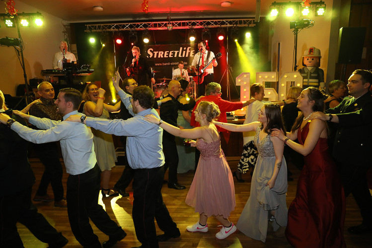 Wahnsinns-Auftakt zum Jubiläumsjahr: Mehr als 200 Gäste tanzen vergnügt beim Feuerwehrball in Gamsen – mit großer KURT-Bildergalerie