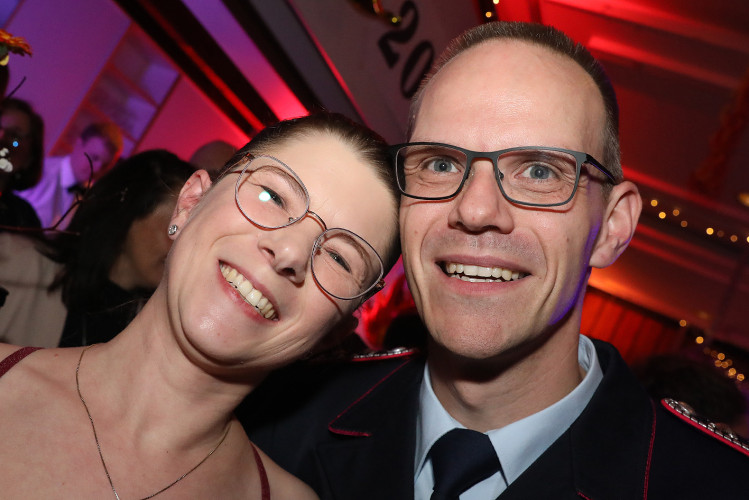 Wahnsinns-Auftakt zum Jubiläumsjahr: Mehr als 200 Gäste tanzen vergnügt beim Feuerwehrball in Gamsen – mit großer KURT-Bildergalerie