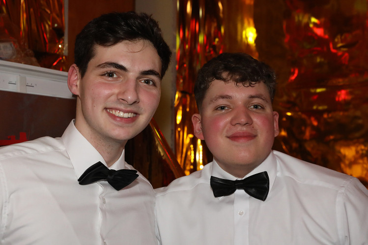 Wahnsinns-Auftakt zum Jubiläumsjahr: Mehr als 200 Gäste tanzen vergnügt beim Feuerwehrball in Gamsen – mit großer KURT-Bildergalerie