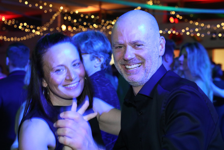 Wahnsinns-Auftakt zum Jubiläumsjahr: Mehr als 200 Gäste tanzen vergnügt beim Feuerwehrball in Gamsen – mit großer KURT-Bildergalerie