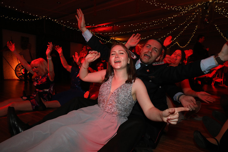 Wahnsinns-Auftakt zum Jubiläumsjahr: Mehr als 200 Gäste tanzen vergnügt beim Feuerwehrball in Gamsen – mit großer KURT-Bildergalerie