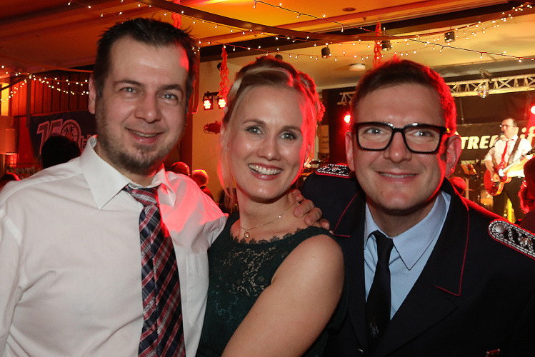 Wahnsinns-Auftakt zum Jubiläumsjahr: Mehr als 200 Gäste tanzen vergnügt beim Feuerwehrball in Gamsen – mit großer KURT-Bildergalerie