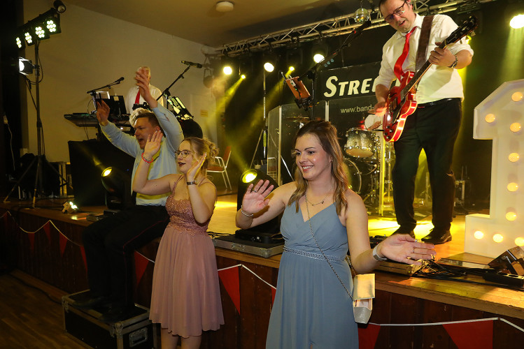 Wahnsinns-Auftakt zum Jubiläumsjahr: Mehr als 200 Gäste tanzen vergnügt beim Feuerwehrball in Gamsen – mit großer KURT-Bildergalerie