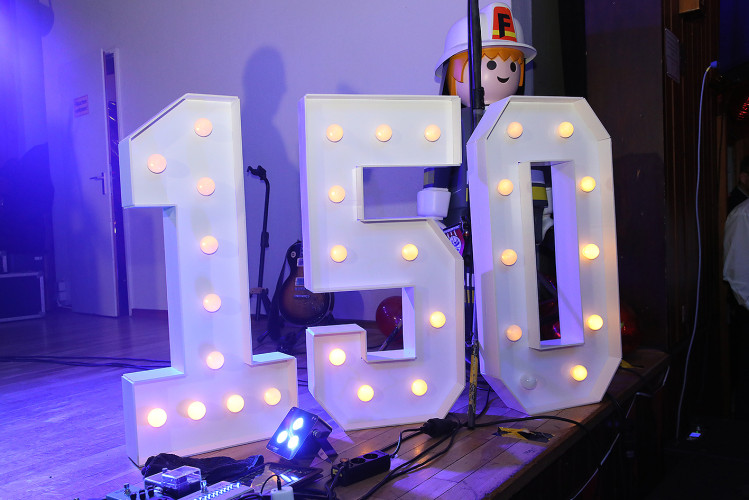 Wahnsinns-Auftakt zum Jubiläumsjahr: Mehr als 200 Gäste tanzen vergnügt beim Feuerwehrball in Gamsen – mit großer KURT-Bildergalerie