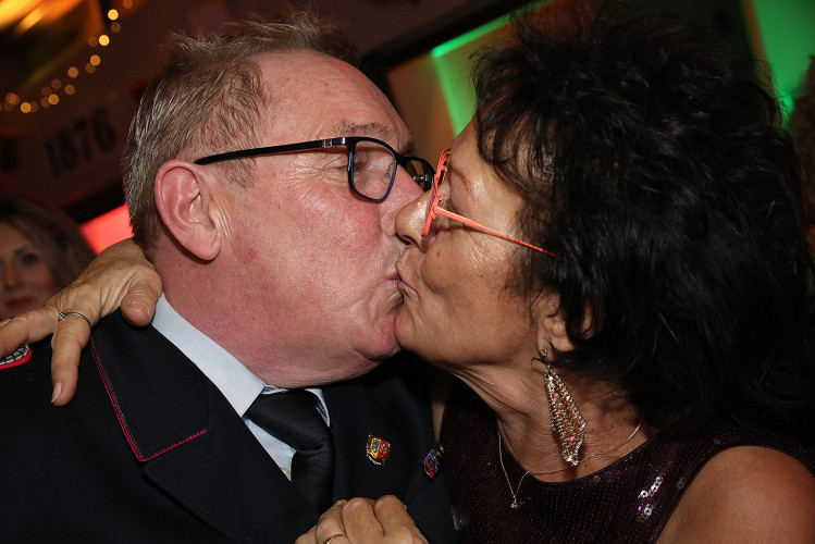 Wahnsinns-Auftakt zum Jubiläumsjahr: Mehr als 200 Gäste tanzen vergnügt beim Feuerwehrball in Gamsen – mit großer KURT-Bildergalerie