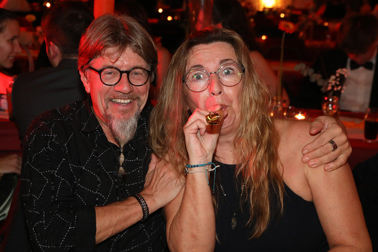 Wahnsinns-Auftakt zum Jubiläumsjahr: Mehr als 200 Gäste tanzen vergnügt beim Feuerwehrball in Gamsen – mit großer KURT-Bildergalerie