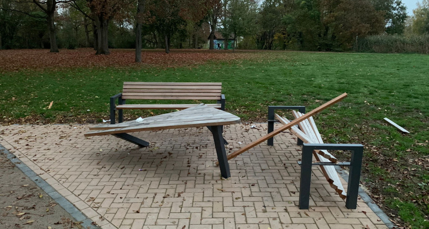 Was ist nur los mit den Leuten? Einer der neuen Picknickplätze an Gifhorns Schlosssee wurde komplett zerstört