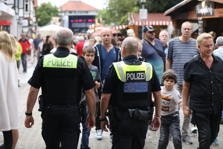 Weil sie sich kümmern, können wir feiern: Ehrenamtliche und hauptberufliche Helfer sind beim Altstadtfest im Einsatz
