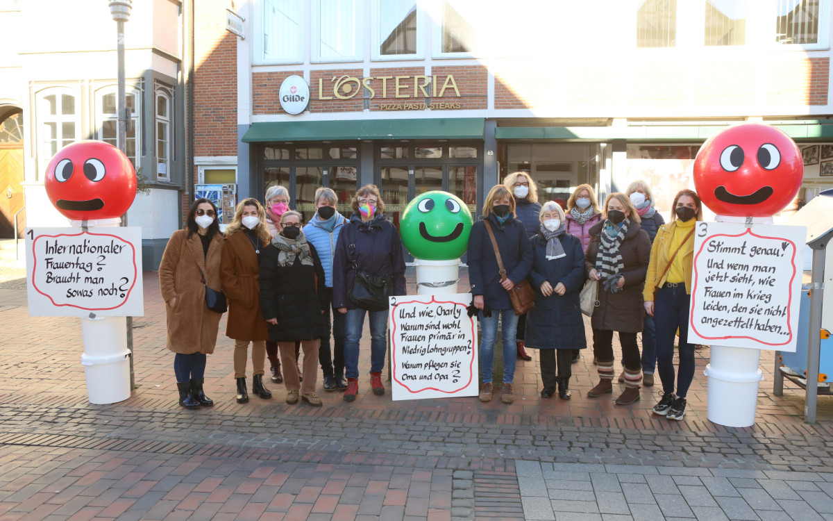 Weltfrauentag: Bunte Figuren am Gifhorner Marktplatz machen aufmerksam auf Ungleicheiten in der Gesellschaft