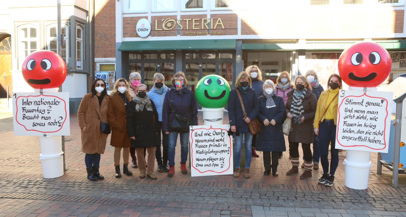 Weltfrauentag: Bunte Figuren am Gifhorner Marktplatz machen aufmerksam auf Ungleicheiten in der Gesellschaft