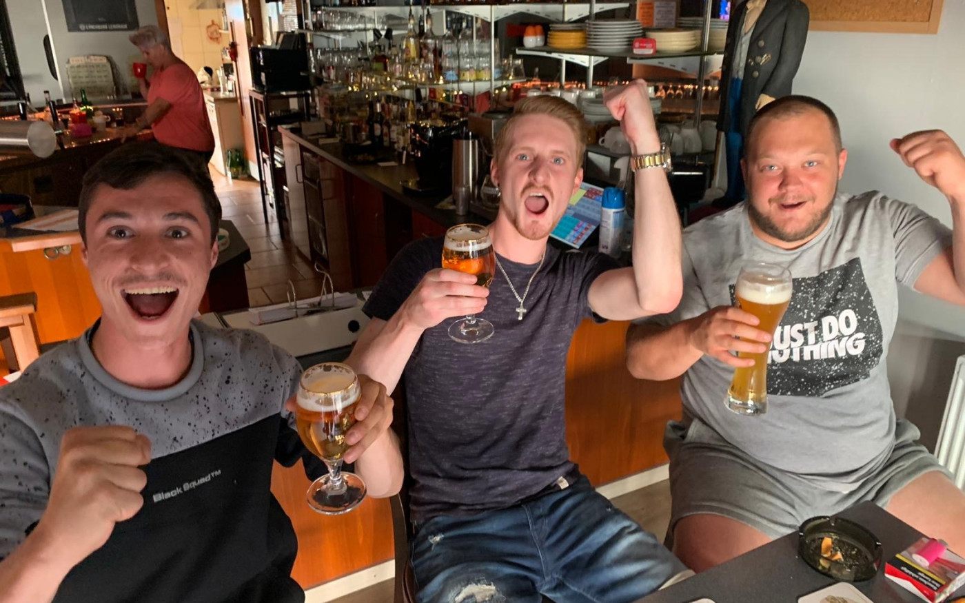 Wenn Deutschland spielt, ist in der Gifhorner Rockbar H1 Bier im Angebot – bei Frankreich gibt‘s Pernod