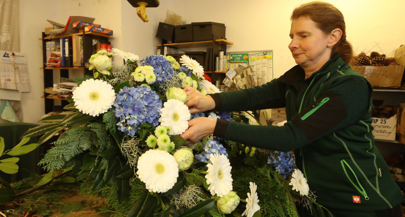 Wenn die Blumen Trauer tragen: Gifhorner Trauerfloristinnen beherrschen die Kunst, Gefühle in Blumen zu erzählen