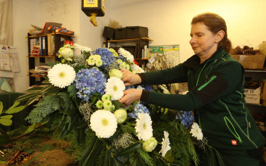 Wenn die Blumen Trauer tragen: Gifhorner Trauerfloristinnen beherrschen die Kunst, Gefühle in Blumen zu erzählen