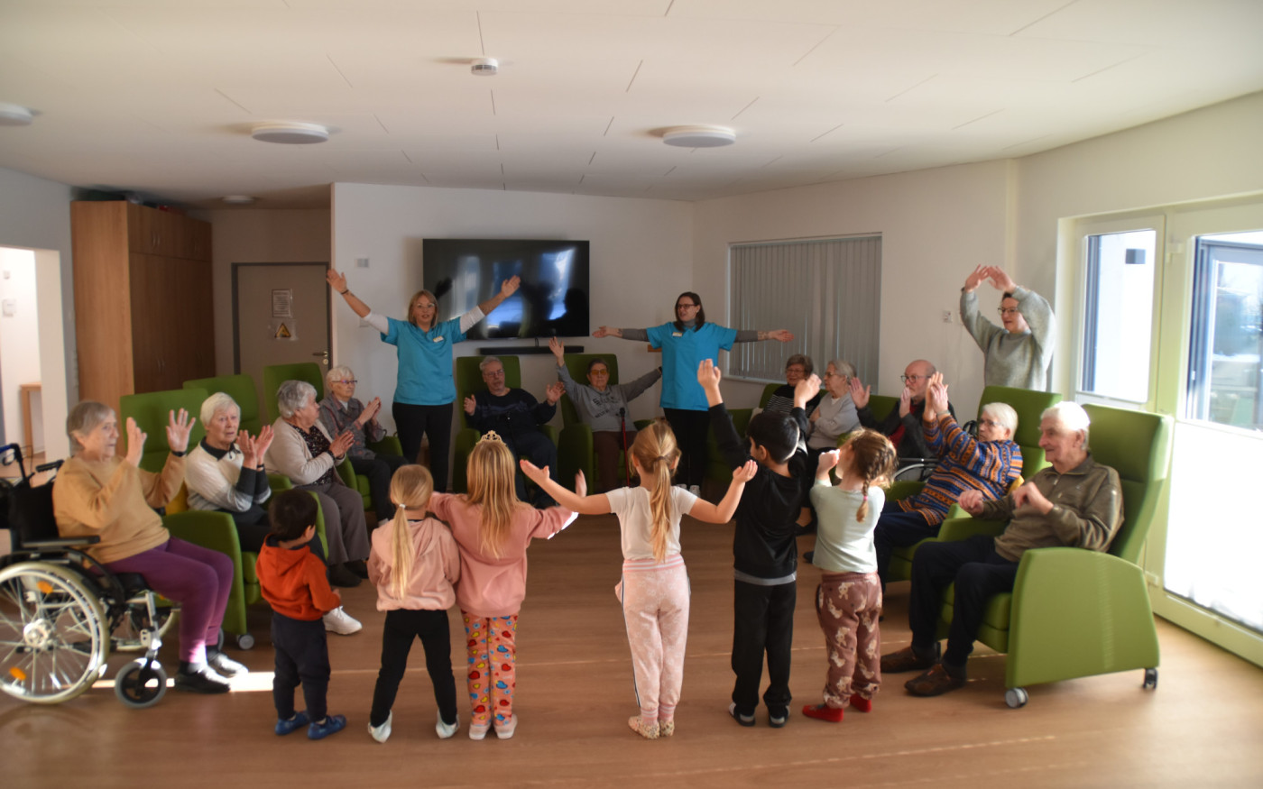 Wenn die Kinder singen, strahlen alle Senioren: Die Tagespflege der Diakoniestation in Gamsen betreut mehrere Generationen