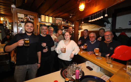 Wenn Humor plötzlich bierernste Bürokratie wird: Im Alt Gifhorn hängt jetzt ein Wartenummernautomat
