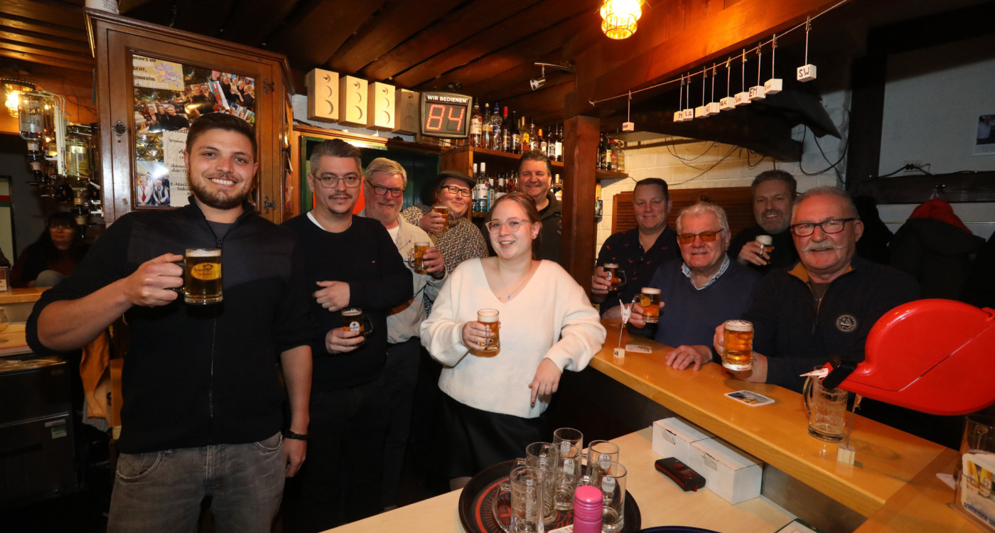 Wenn Humor plötzlich bierernste Bürokratie wird: Im Alt Gifhorn hängt jetzt ein Wartenummernautomat