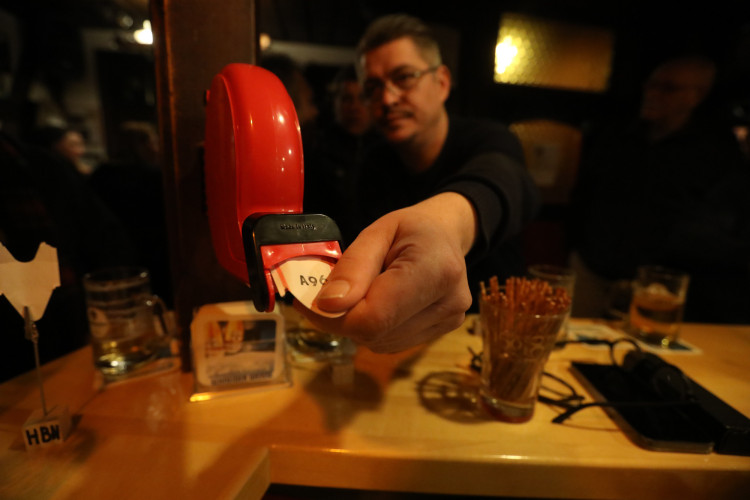 Wenn Humor plötzlich bierernste Bürokratie wird: Im Alt Gifhorn hängt jetzt ein Wartenummernautomat
