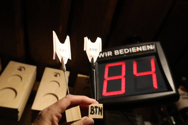 Wenn Humor plötzlich bierernste Bürokratie wird: Im Alt Gifhorn hängt jetzt ein Wartenummernautomat