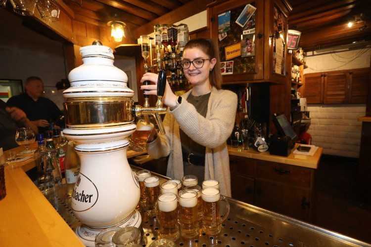 Wenn Humor plötzlich bierernste Bürokratie wird: Im Alt Gifhorn hängt jetzt ein Wartenummernautomat