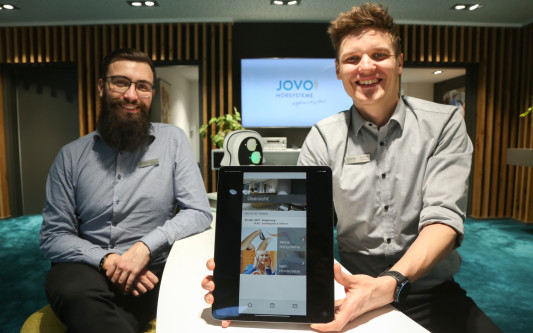 Wer möchte, holt sich jetzt die neue JOVO-App: Der Gifhorner Hörgeräteakustiker bietet seinen Kunden noch mehr Service