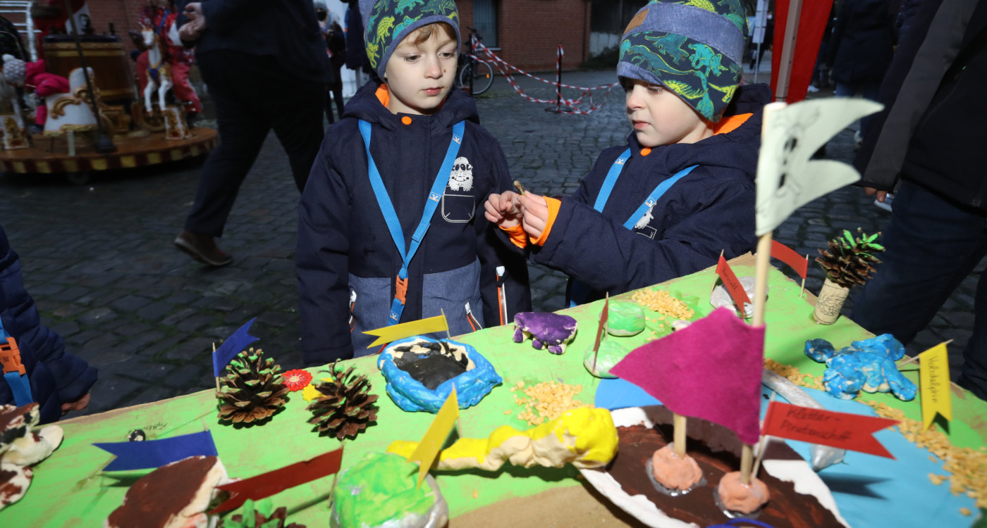 Wie der kleine Bruder am Rockzipfel: Der Kinderadventsmarkt liegt diesmal neben dem großen Weihnachtsmarkt