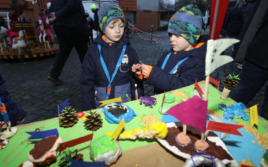 Wie der kleine Bruder am Rockzipfel: Der Kinderadventsmarkt liegt diesmal neben dem großen Weihnachtsmarkt