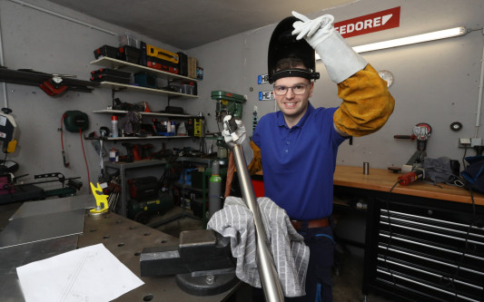 Wie schöne Handläufe das Leben erleichtern: Metallbauer Pascal Jahn aus Wilsche hilft sogar bei Pflegegrad-Zuschüssen