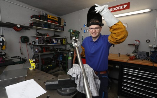 Wie schöne Handläufe das Leben erleichtern: Metallbauer Pascal Jahn aus Wilsche hilft sogar bei Pflegegrad-Zuschüssen
