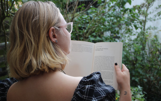 Wie Sexismus in der Medizin tötet: Sarah Hiltner spuckt die bittere Pille den Pharmakonzernen entgegen