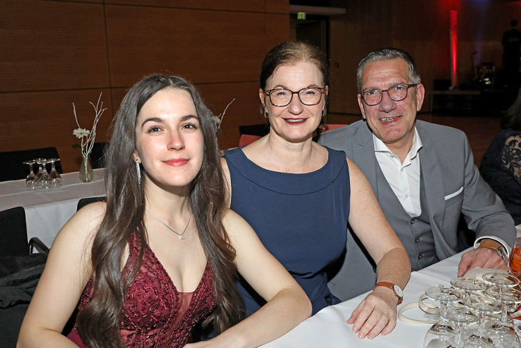 Wilder Ritt durch Gifhorns Stadthalle: 900 Gäste feiern voller Vergnügen den Kreisreiterball – KURT zeigt die schönsten Bilder