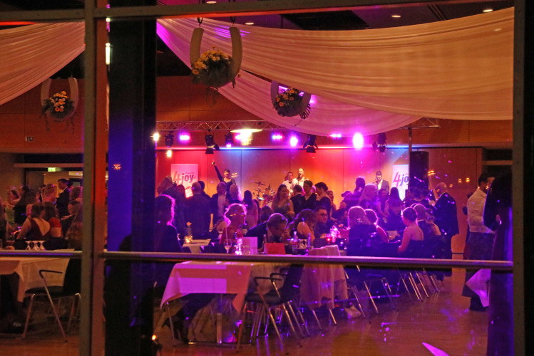 Wilder Ritt durch Gifhorns Stadthalle: 900 Gäste feiern voller Vergnügen den Kreisreiterball – KURT zeigt die schönsten Bilder