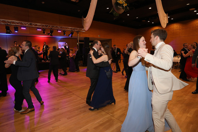 Wilder Ritt durch Gifhorns Stadthalle: 900 Gäste feiern voller Vergnügen den Kreisreiterball – KURT zeigt die schönsten Bilder