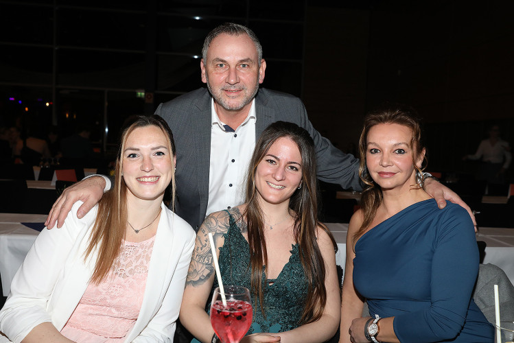 Wilder Ritt durch Gifhorns Stadthalle: 900 Gäste feiern voller Vergnügen den Kreisreiterball – KURT zeigt die schönsten Bilder
