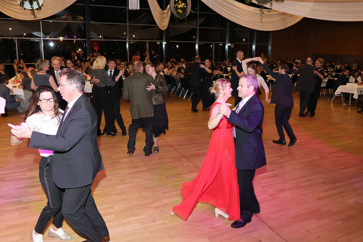 Wilder Ritt durch Gifhorns Stadthalle: 900 Gäste feiern voller Vergnügen den Kreisreiterball – KURT zeigt die schönsten Bilder