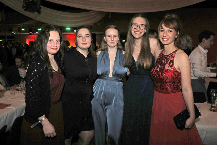 Wilder Ritt durch Gifhorns Stadthalle: 900 Gäste feiern voller Vergnügen den Kreisreiterball – KURT zeigt die schönsten Bilder
