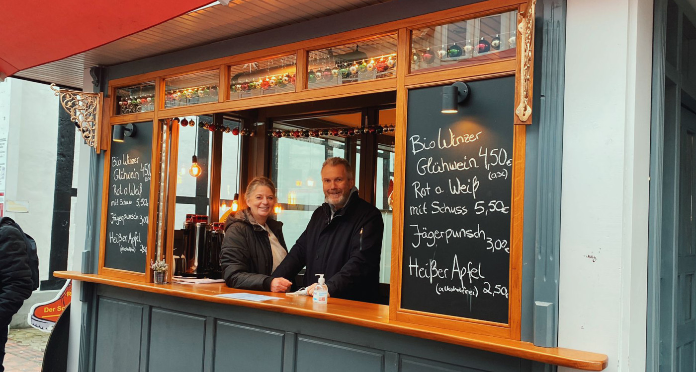 Winterliche Spezialitäten aus der Bude: Wiertz Genussvoll laden zu Bio-Glühwein und Heißer Schokolade am Stiel ein