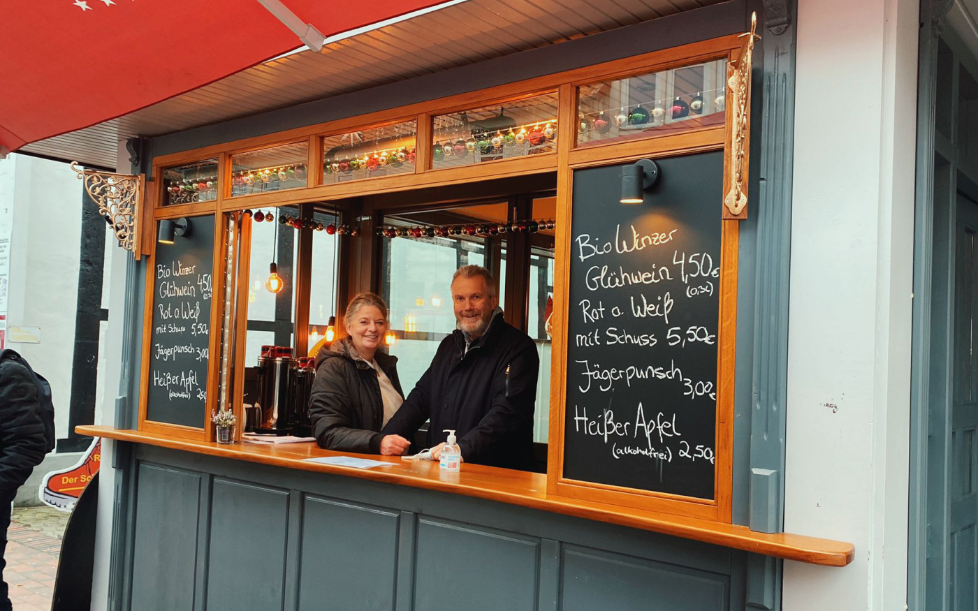 Winterliche Spezialitäten aus der Bude: Wiertz Genussvoll laden zu Bio-Glühwein und Heißer Schokolade am Stiel ein
