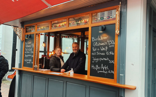 Winterliche Spezialitäten aus der Bude: Wiertz Genussvoll laden zu Bio-Glühwein und Heißer Schokolade am Stiel ein