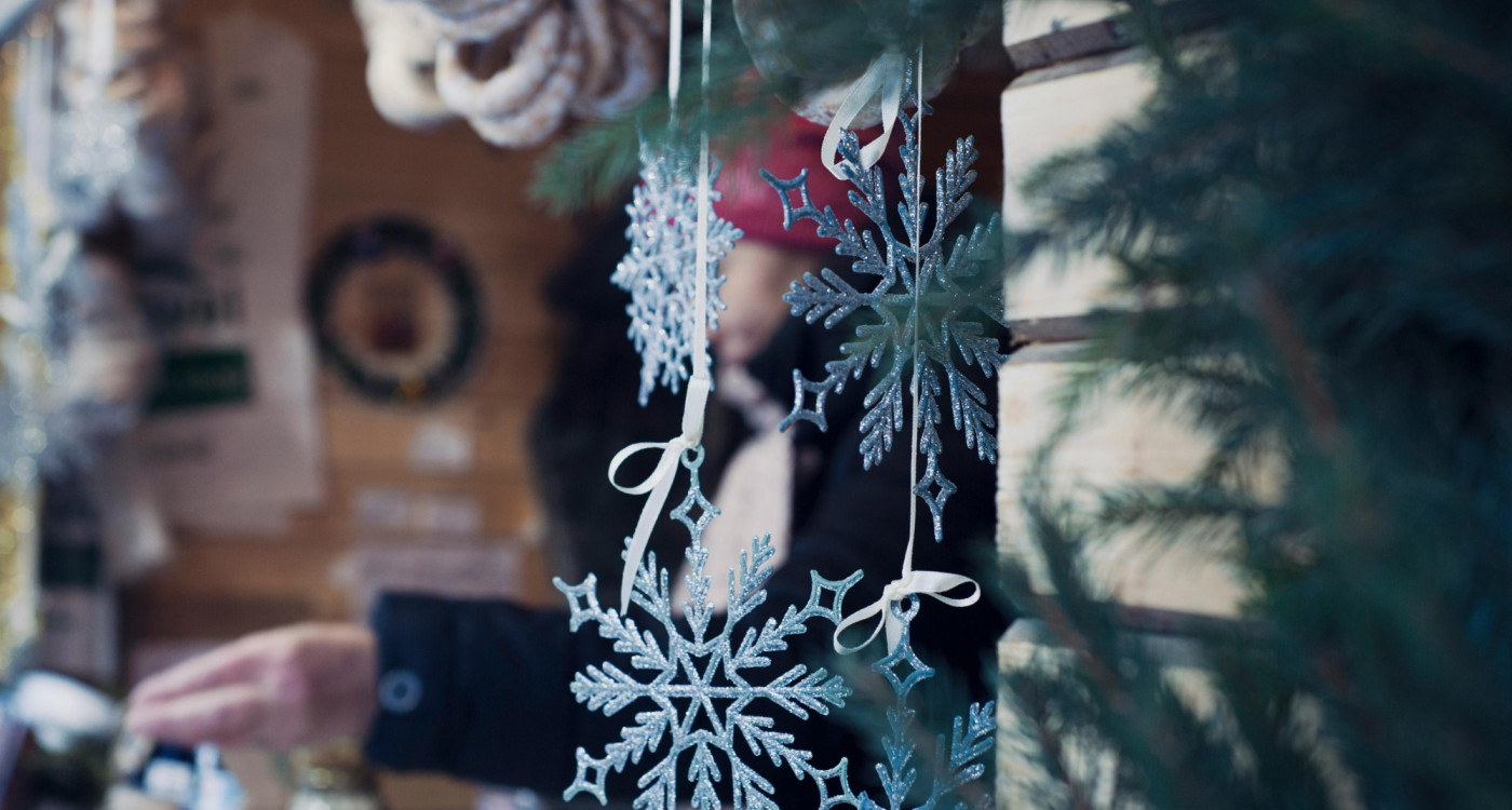 Winterzaubermarkt in Oerrel mit Kunsthandwerk, Luftballfiguren und sogar Zauberei