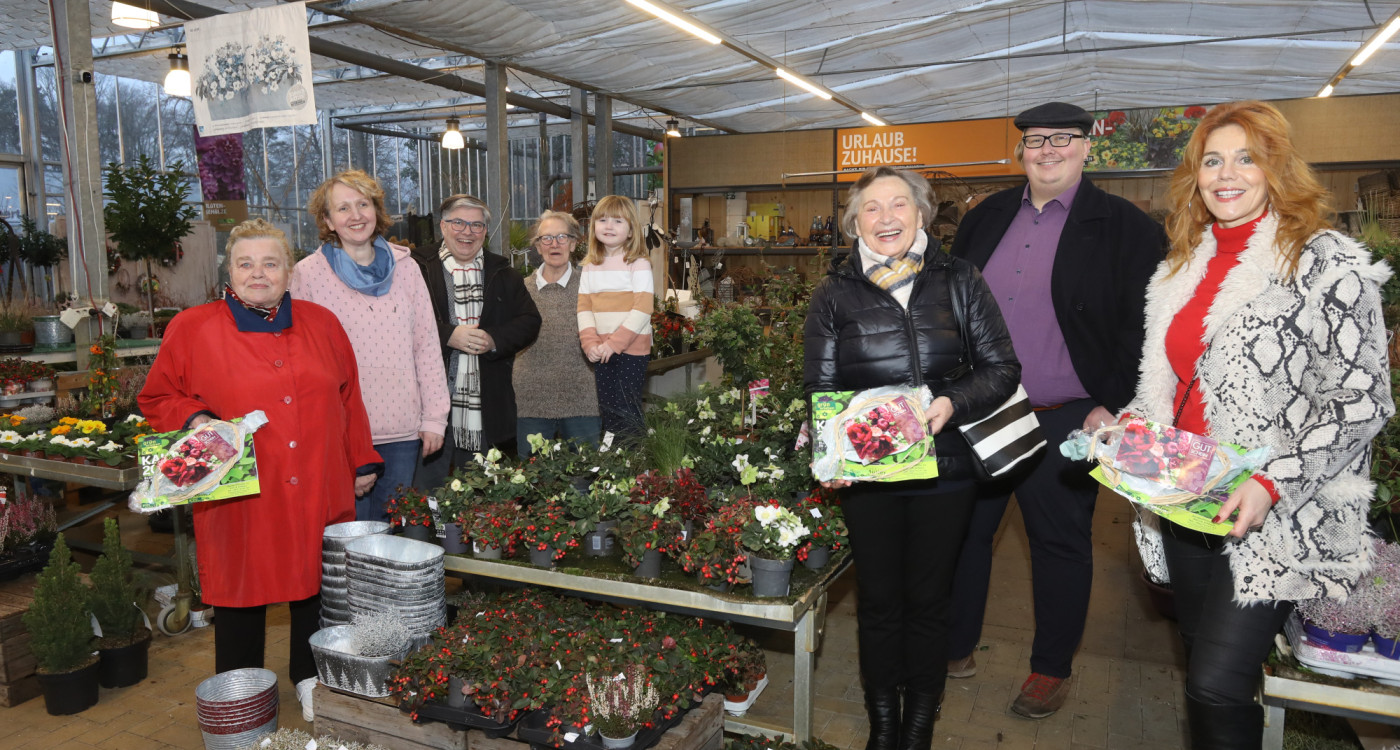 Wir haben den Gewinnerinnen des 3. Gifhorner Balkon-Wettbewerbs die Gutscheine überreicht: Los geht die Shoppingtour!