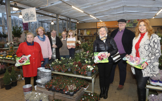 Wir haben den Gewinnerinnen des 3. Gifhorner Balkon-Wettbewerbs die Gutscheine überreicht: Los geht die Shoppingtour!