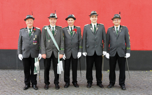 Wir können nur einen großen Kniefall machen - Das Kommando des Uniformierten Schützenkorps freut sich über große Loyalität