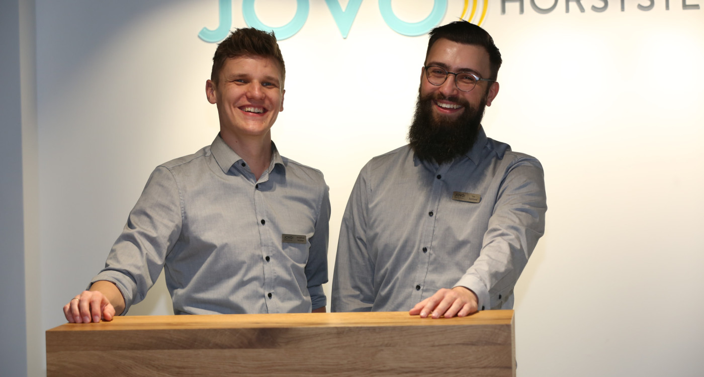 Wir schenken den Kunden neue Lebensqualität - Ein Jahr JOVO Hörsysteme: Die Gifhorner Inhaber Jonathan Krämer und Ivo Samland sind glücklich