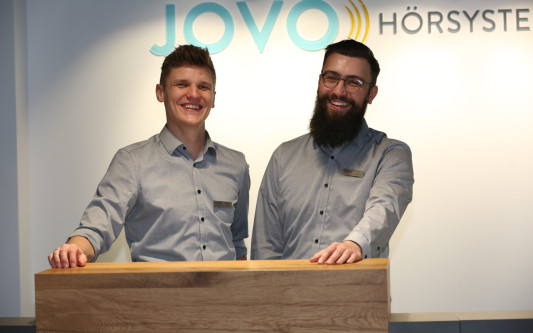 Wir schenken den Kunden neue Lebensqualität - Ein Jahr JOVO Hörsysteme: Die Gifhorner Inhaber Jonathan Krämer und Ivo Samland sind glücklich