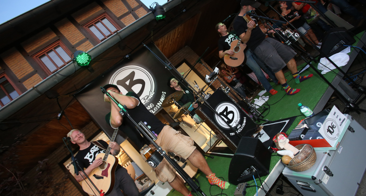 Wir sind gewachsen – als Band, als Musiker und als Menschen: Wie nah Tod und Leben beieinander liegen, klären B and the Rattlesnakes im KURT-Interview