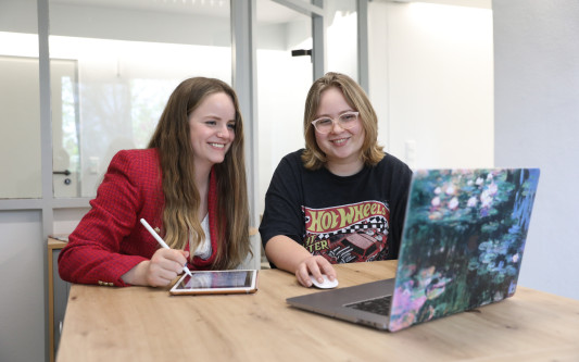 Wir suchen coole Leute für unser Magazin: Marketing ist Dein Ding? Oder könnte es werden? Dann werde auch Du ein Teil unseres KURT-Teams